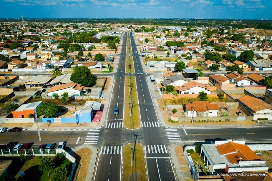Bairro com infraestrutura urbana completa e ruas pavimentadas
